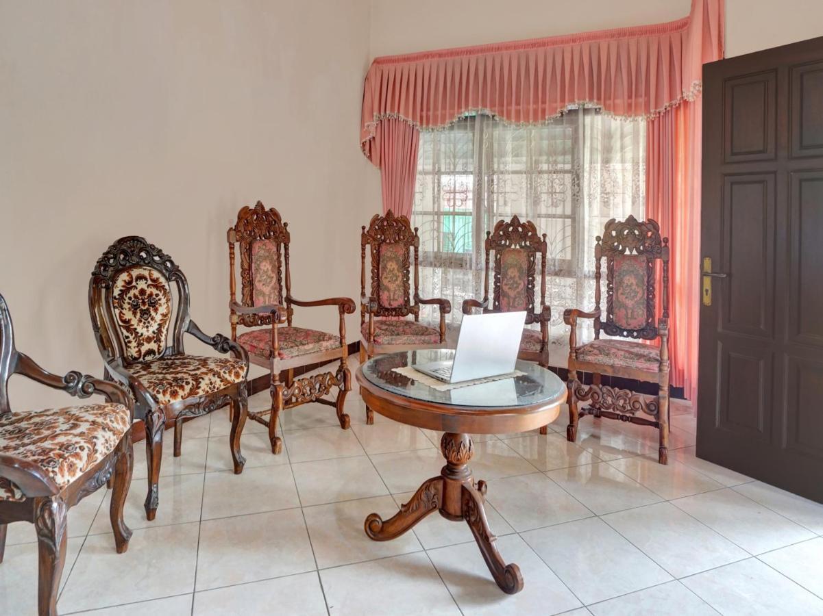 Oyo Life 90539 Taman Borobudur Guest House Syariah Blimbing  Εξωτερικό φωτογραφία